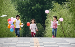 阳光洒在大地上，带来一片温暖与明亮