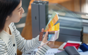 从外形上看，椅子的线条必须流畅优美，符合现代审美或特定的设计风格。