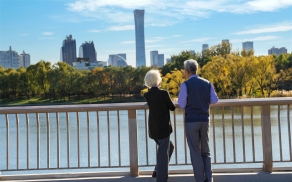 随着人们生活水平的提高和国际交流的增加，越来越多的老龄伴侣选择出国旅游