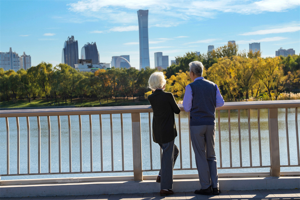 随着人们生活水平的提高和国际交流的增加，越来越多的老龄伴侣选择出国旅游