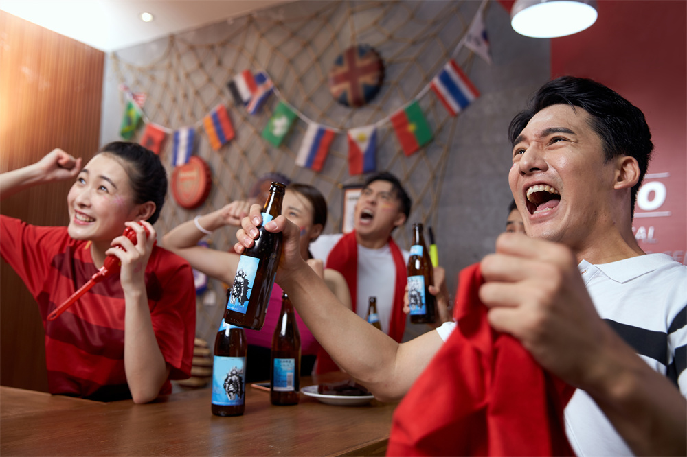 人们谈论起体育赛事时，足球总是一个绕不开的话题。