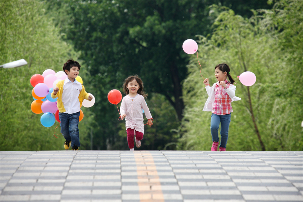 阳光洒在大地上，带来一片温暖与明亮