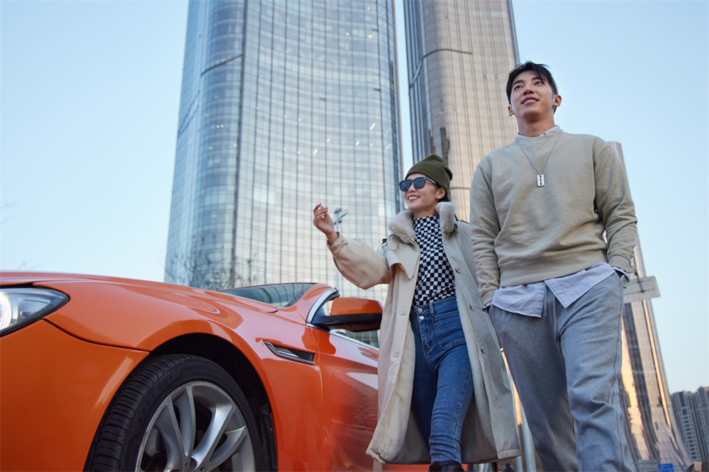 青春洋溢：年轻男女的青春气息