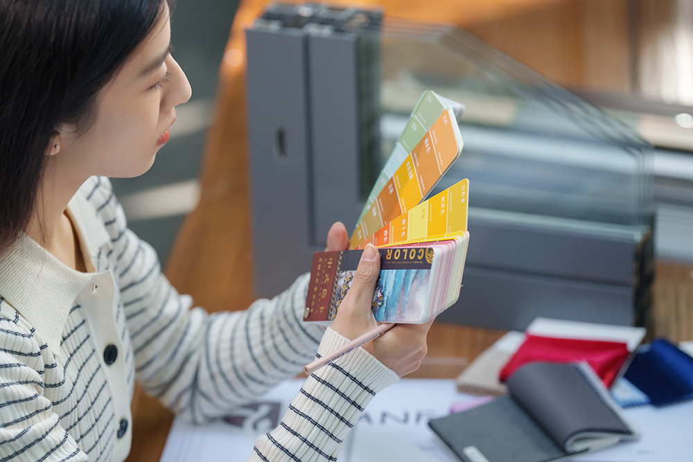 从外形上看，椅子的线条必须流畅优美，符合现代审美或特定的设计风格。