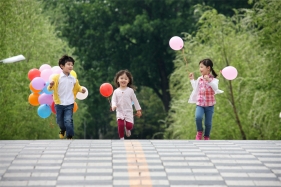 阳光洒在大地上，带来一片温暖与明亮