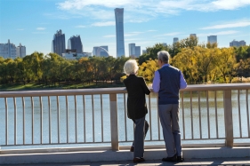 随着人们生活水平的提高和国际交流的增加，越来越多的老龄伴侣选择出国旅游