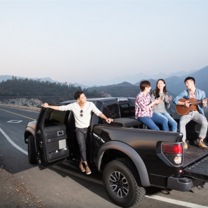 可以展现出大自然的壮丽景色，山脉、森林作为背景，增加画面的层次感 ...