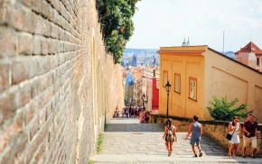 毕竟不比那些有大把假期或者那些幸福到可以将旅行作为职业的朋友们