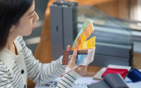 从外形上看，椅子的线条必须流畅优美，符合现代审美或特定的设计风格。