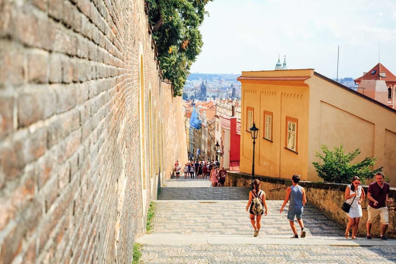 毕竟不比那些有大把假期或者那些幸福到可以将旅行作为职业的朋友们