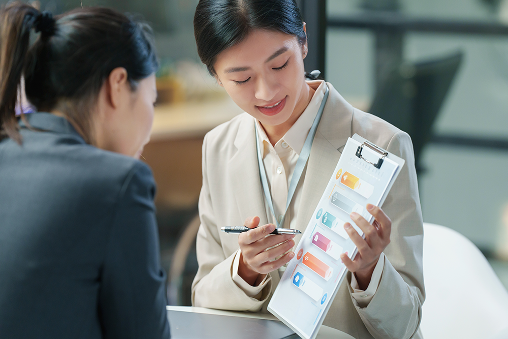 	设计师需要了解市场需求、用户心理、文化背景等多方面