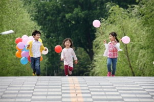 阳光洒在大地上，带来一片温暖与明亮