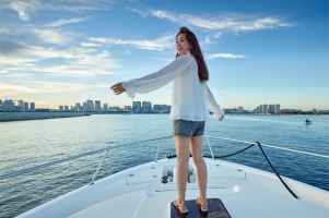 《校园时光，青春华章》那一排排高大的书架上摆满了书籍，从古老的经典到最新的学术著