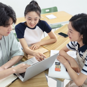 年轻人成长于信息时代，接触大量新观念、新技术和新事物