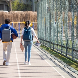 校园情侣的感情往往较为纯真，没有太多物质和利益的考量。 ...