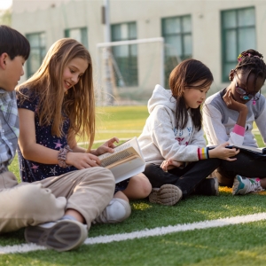 户外学习让学生亲近大自然，感受自然的美丽和神奇