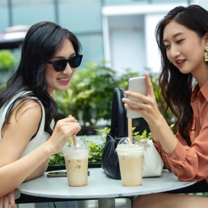 美女讨论素材：一场充满创意与活力的交流